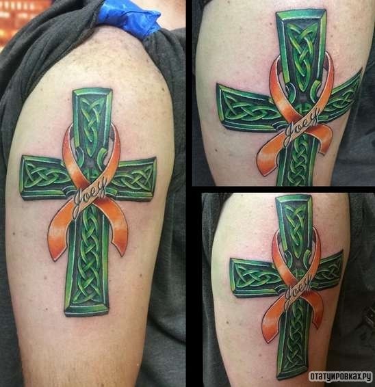 Фотография татуировки под названием «Зеленый крест с лентой»