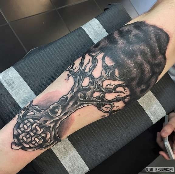 Фотография татуировки под названием «Дерево мозг»
