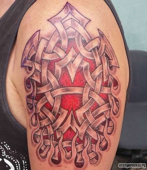 Фотография татуировки под названием «Узор с красным фоном»
