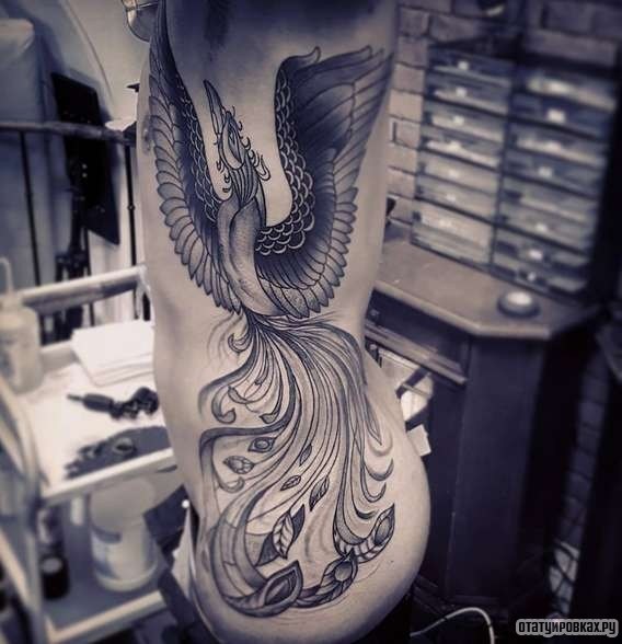 Фотография татуировки под названием «Феникс взлетает вверх»