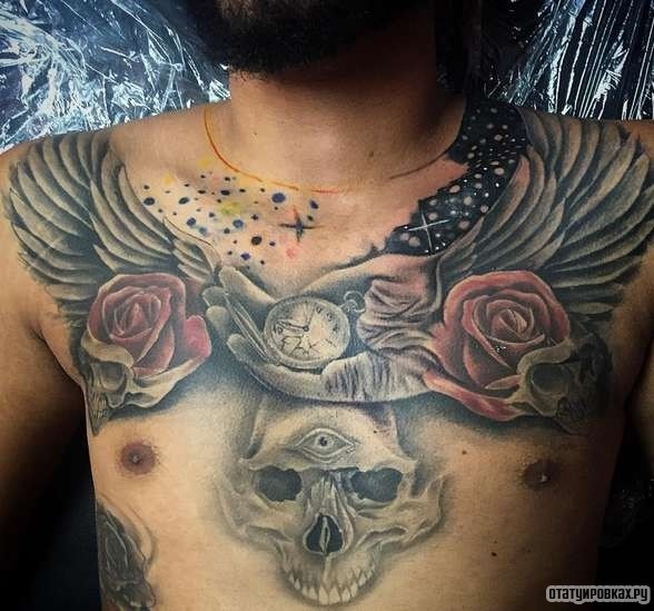Фотография татуировки под названием «Крылья, розы и череп»