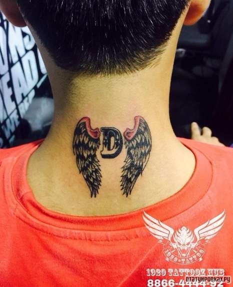Фотография татуировки под названием «Буква D с крыльями»