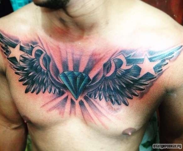 Фотография татуировки под названием «Алмаз с крыльями и звездой»