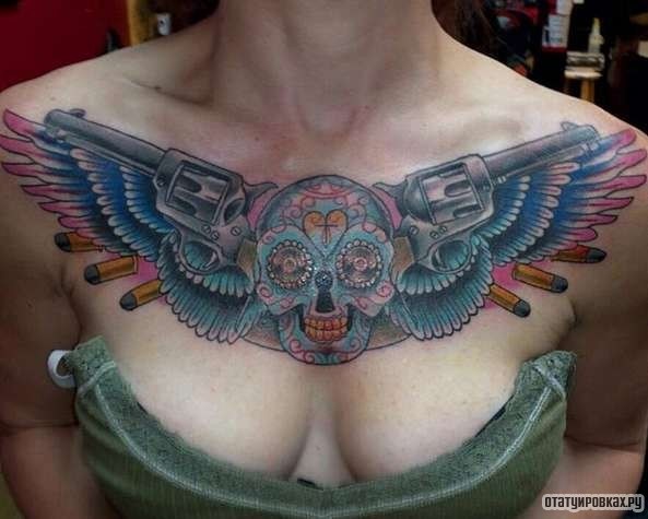 Фотография татуировки под названием «Крылья с черепом и пистолетами»