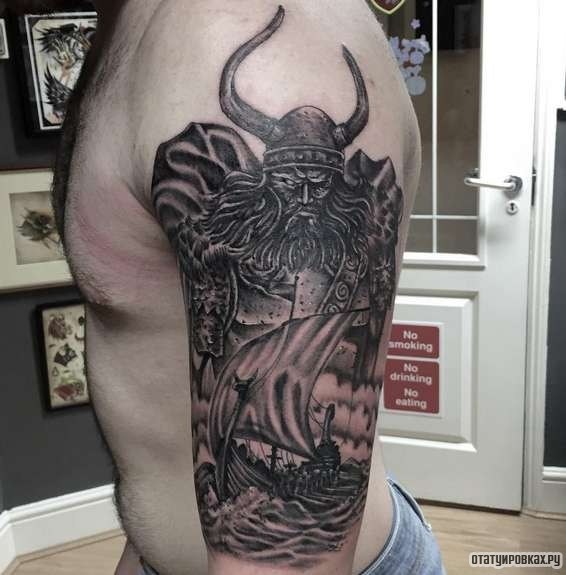 Фотография татуировки под названием «Викинг с кораблем»