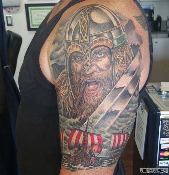 Фотография татуировки под названием «Викинг и корабль»