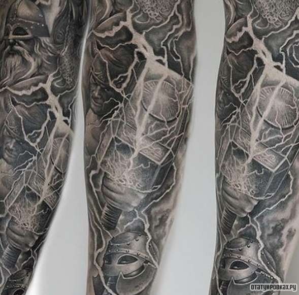 Фотография татуировки под названием «Викинг и молния»
