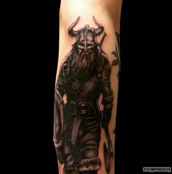 Фотография татуировки под названием «Викинг с секирой»