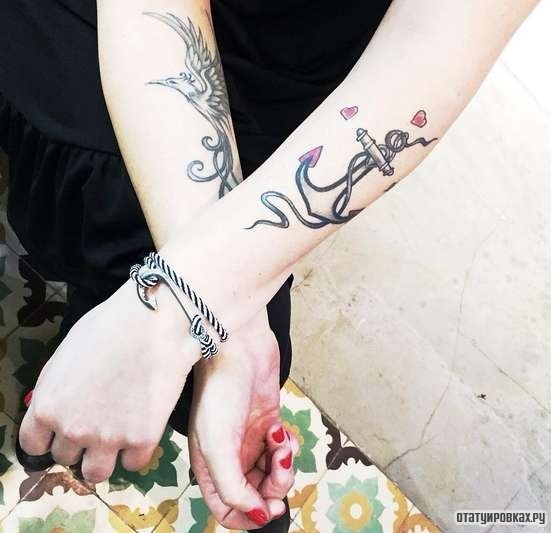 Фотография татуировки под названием «Якорь с сердечками и птица»
