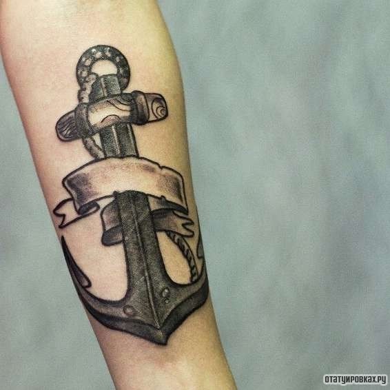 Фотография татуировки под названием «Якорь с лентой»