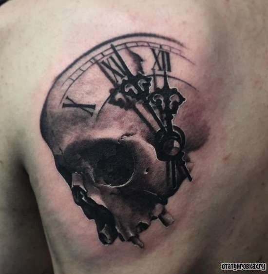 Фотография татуировки под названием «Череп и часы»