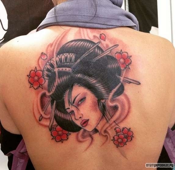 Фотография татуировки под названием «Японская гейша с красными цветами»