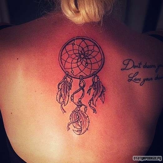 Фотография татуировки под названием «Ловец снов с надписью»