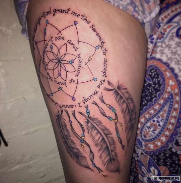 Фотография татуировки под названием «Ловец снов в виде надписей»