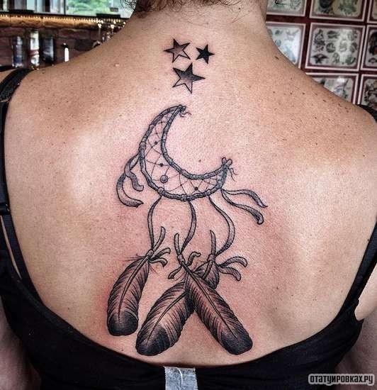Фотография татуировки под названием «Ловец снов в виде месяца»