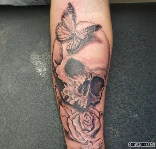 Фотография татуировки под названием «Бабочка на черепе и роза»