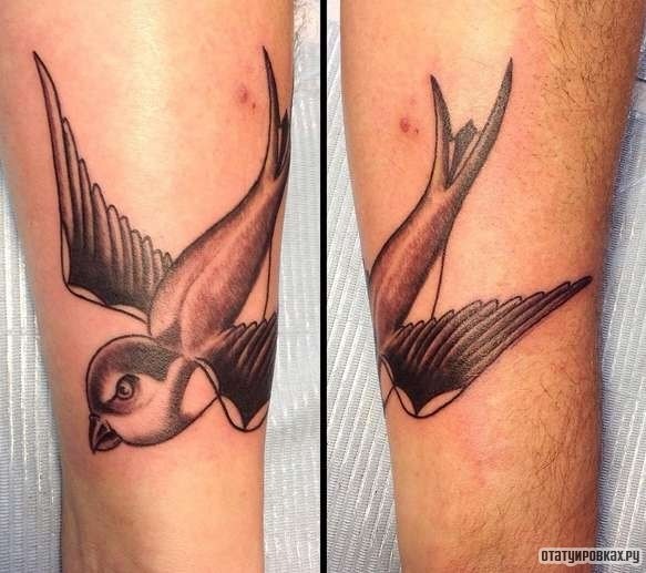 Фотография татуировки под названием «Ласточка летит вниз»