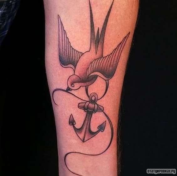 Фотография татуировки под названием «Ласточка держит якорь»