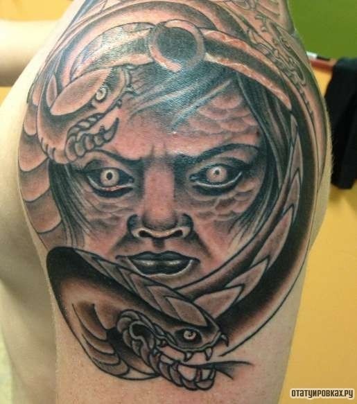 Фотография татуировки под названием «Медуза горгона со змеями»