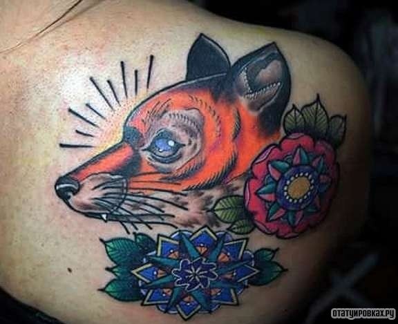 Фотография татуировки под названием «Лиса с цветами и узорами»