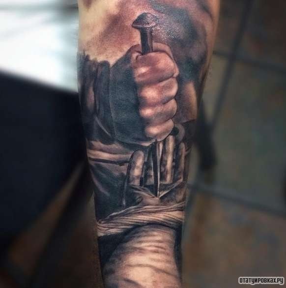 Фотография татуировки под названием «Забивают гвоздь в руку»