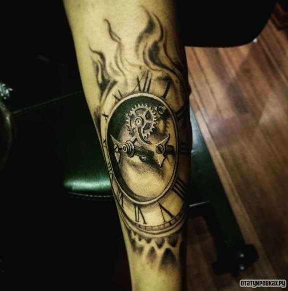 Фотография татуировки под названием «Часы и дым»