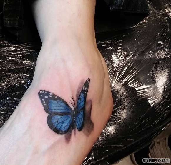 Фотография татуировки под названием «Синяя бабочка»