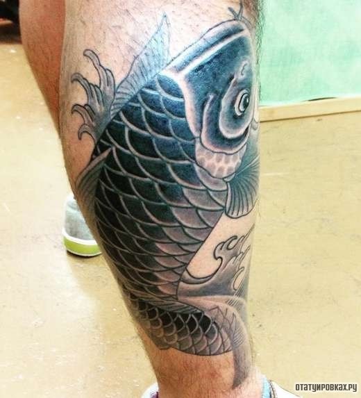 Фотография татуировки под названием «Карп и две волны»