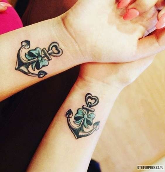 Фотография татуировки под названием «Два якоря с голубыми бантами»