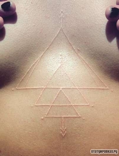 Фотография татуировки под названием «Белые треугольники»