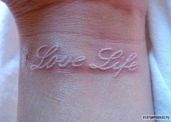 Фотография татуировки под названием «Белая надпись love life»