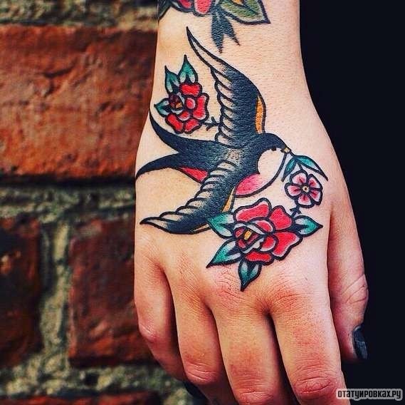 Фотография татуировки под названием «Ласточка и цветы»