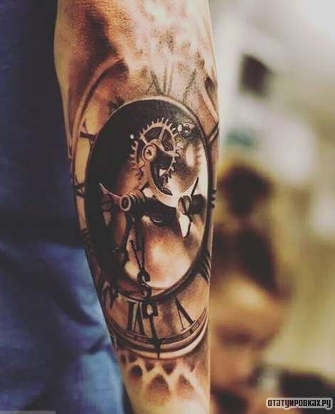 Фотография татуировки под названием «Часы с механизмом»