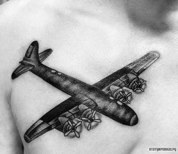 Фотография татуировки под названием «Самолет с четырьмя винтами»