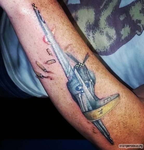 Фотография татуировки под названием «Самолет с выпадающими из него снарядами»