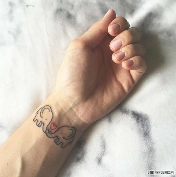 Фотография татуировки под названием «Два слоника с сердечком»