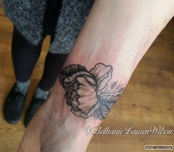 Фотография татуировки под названием «Чб цветок пион»