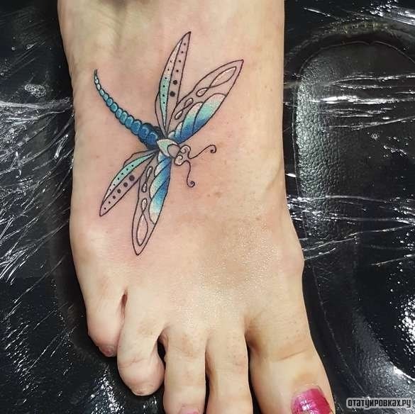 Фотография татуировки под названием «Голубая стрекоза»