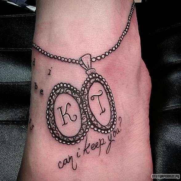 Фотография татуировки под названием «Подвеска с буквами»