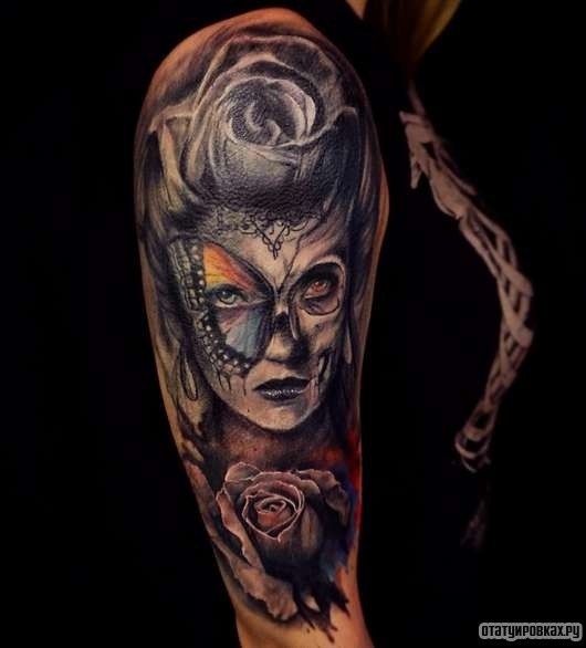Фотография татуировки под названием «Девушка с бабочкой на лице и розой на голове»