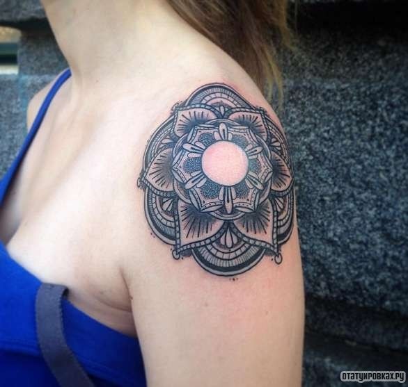 Фотография татуировки под названием «Черная мандала»
