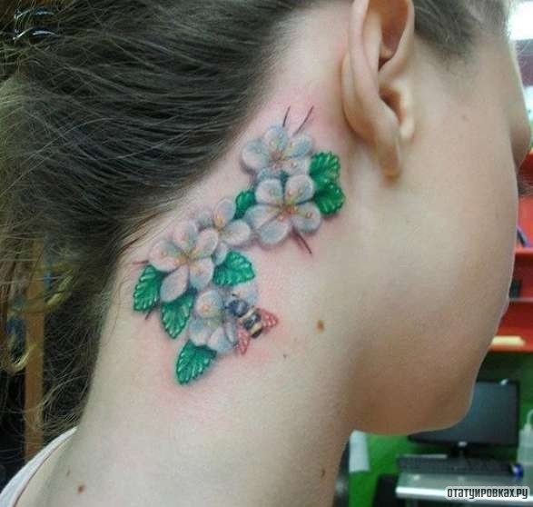 Фотография татуировки под названием «Нежные белые цветы с зелеными листьями»