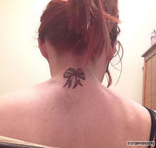 Фотография татуировки под названием «Черный бант»