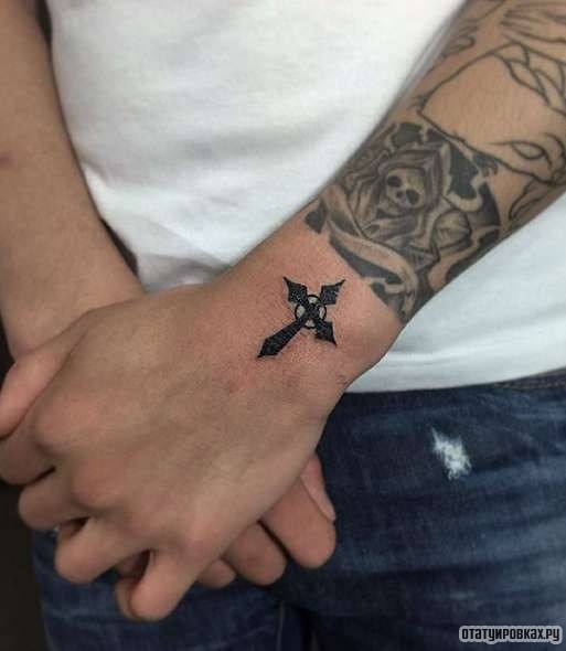 Фотография татуировки под названием «Крест с острыми краями»
