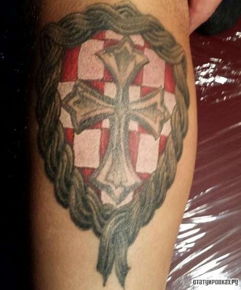 Фотография татуировки под названием «Крест и плетеный узор»