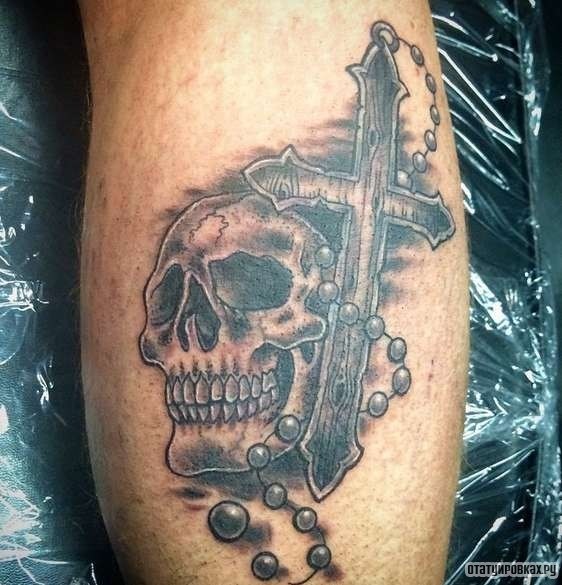 Фотография татуировки под названием «Череп, крест и цепочка»