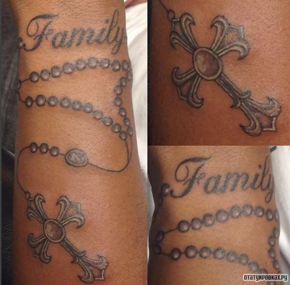 Фотография татуировки под названием «Крест на цепочке с надписью family - семья»