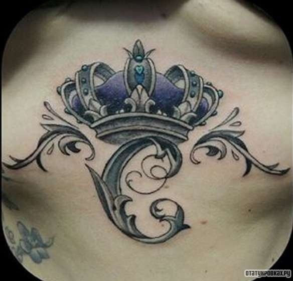 Фотография татуировки под названием «Сиреневая корона с буквой С»