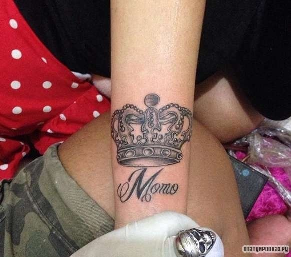 Фотография татуировки под названием «Корона и надпись Momo»