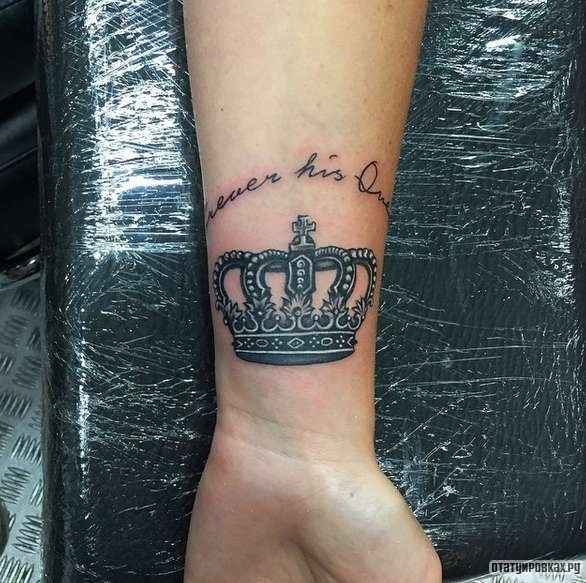 Татуировка корона с инициалами